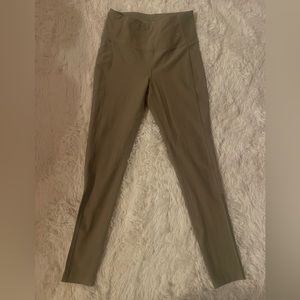 Women’s tan Mondetta workout leggings with pockets